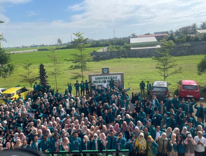 Suasana pelepasan mahasiswa KKN Universitas Muslim Maros 2025, di depan gedung rektorat UMMA.